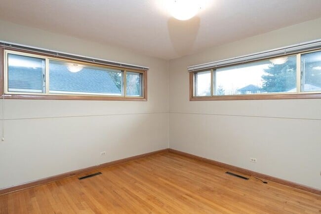 Building Photo - 3 Bedroom Single Level