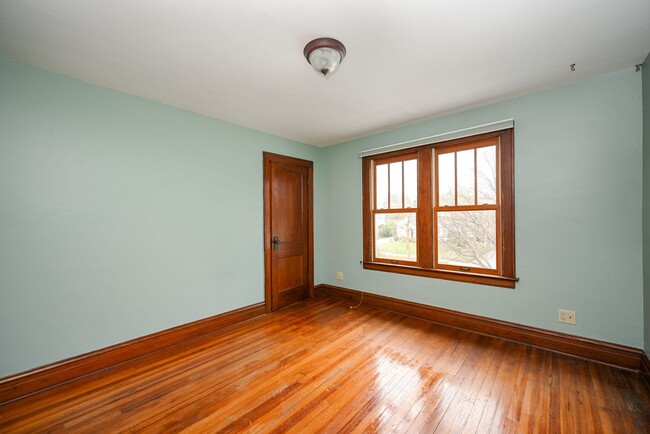 Building Photo - 387 N Montclair Ave