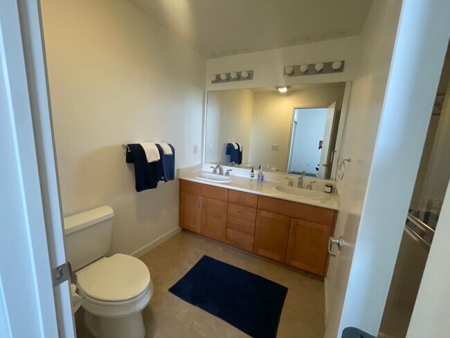 Building Photo - Spacious 3 bedroom / 2.5 Bath Apartment in...