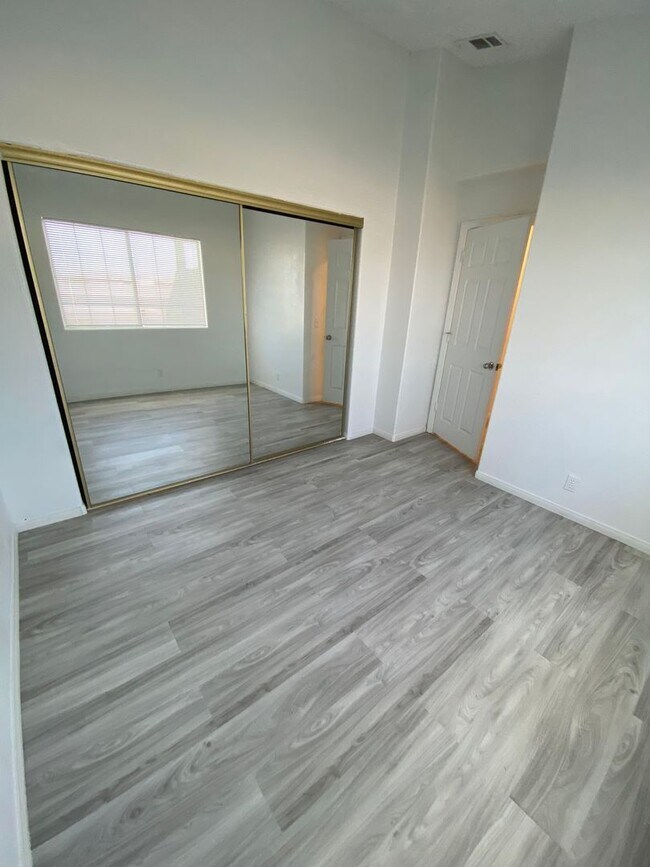 Building Photo - Americana Property Mgmt - Condo 2b - 2b in...
