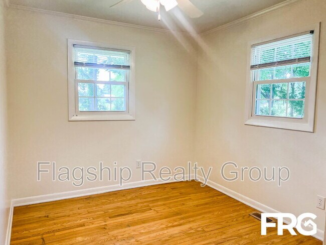 Building Photo - 466 Circle Dr