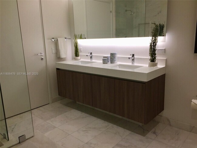 Building Photo - 401 N Birch Rd