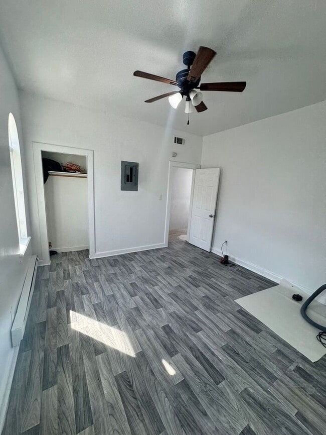 Building Photo - Section 8 welcome 3 Bed w bonus room Pet-F...