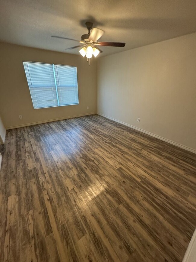 Building Photo - AVAILABLE NOW! (SECTION 8 ACCEPTED)