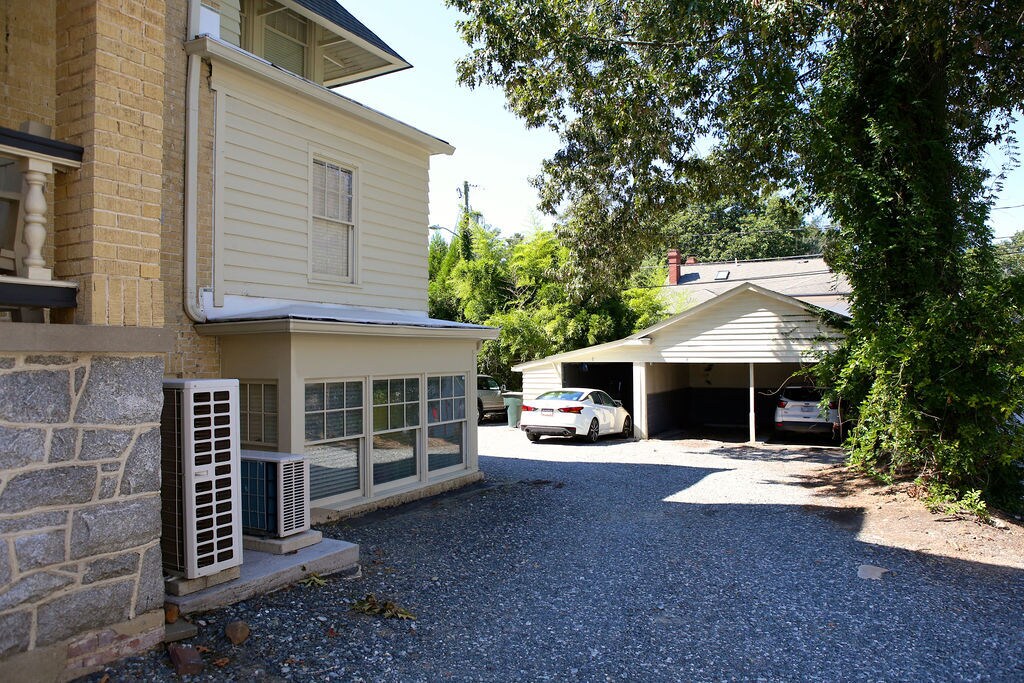 Building Photo - 817 N Elm St