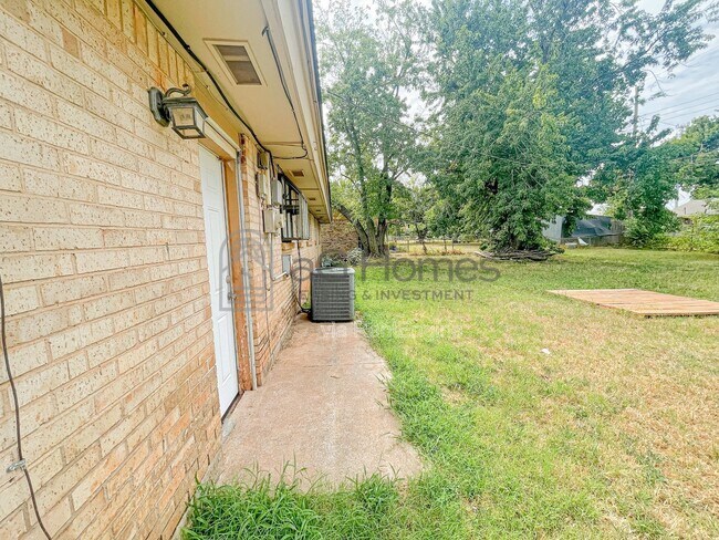 Building Photo - 3012 Neighbors Ln