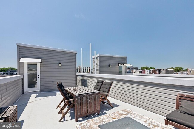 Building Photo - 1510 N Hollywood St