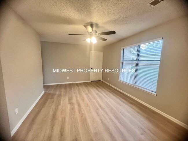 Building Photo - Freshly Updated 2 Bedroom Apartment