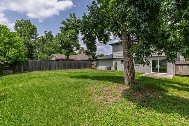 Building Photo - 12223 Kingslake Forest Dr