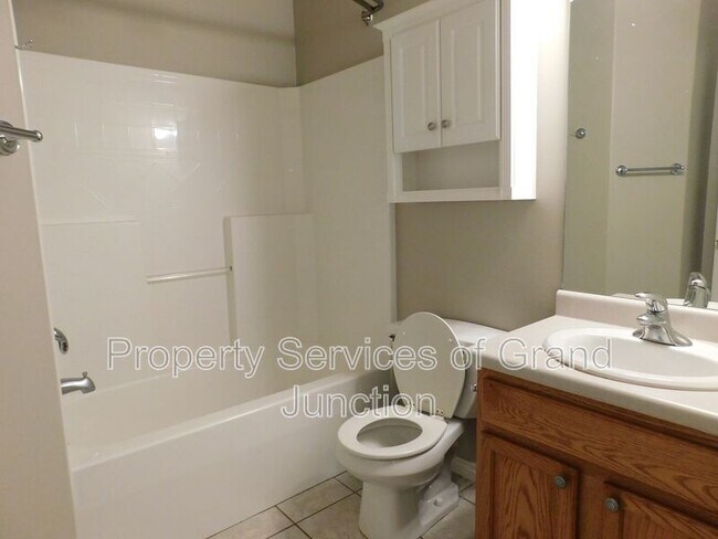 Building Photo - 733 Lakeview Ct