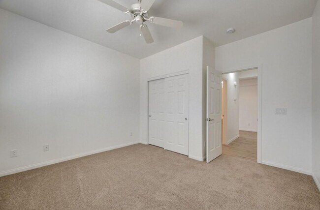 Building Photo - BEAUTIFUL 4 BEDROOM HOME IN GUARD GATED COMMUNITY!