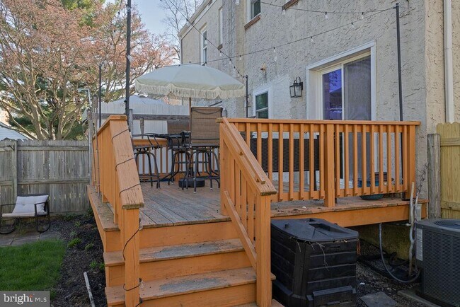 Building Photo - 203 E Rosedale Ave