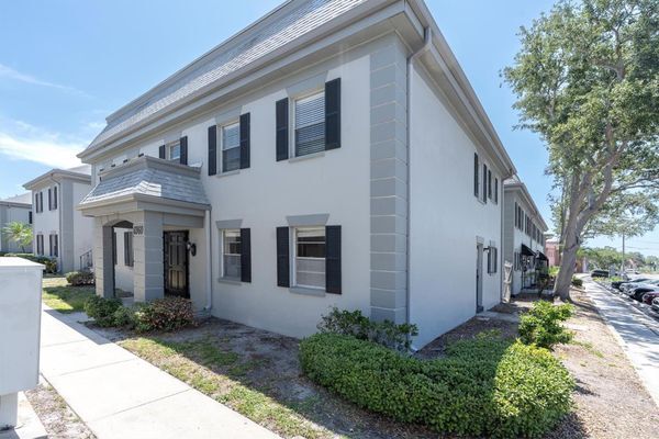 Building Photo - 6965 Avenue des Palais