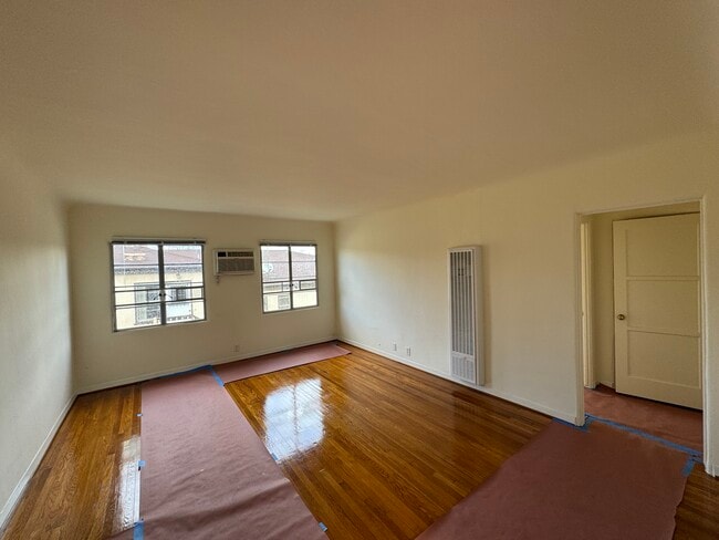 Living room - 562 N Mariposa Ave