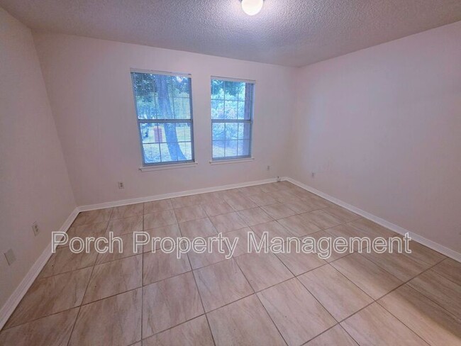 Building Photo - 303 Shoreline Dr