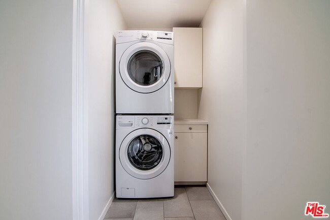 Building Photo - 344 S Doheny Dr