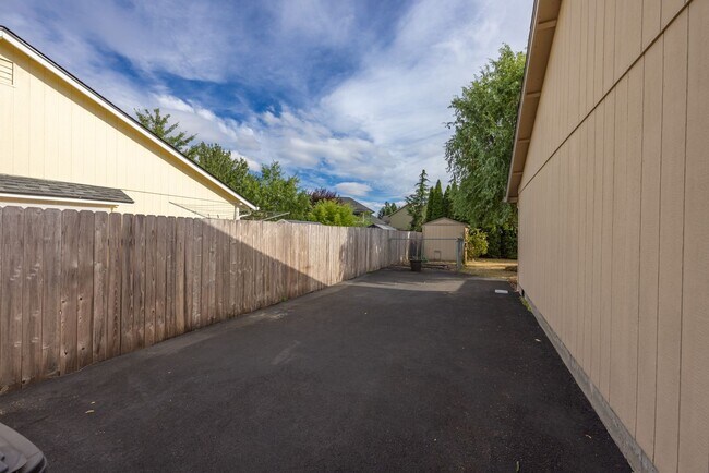 Building Photo - One Level Ranch Home - Three Bedrooms / RV...