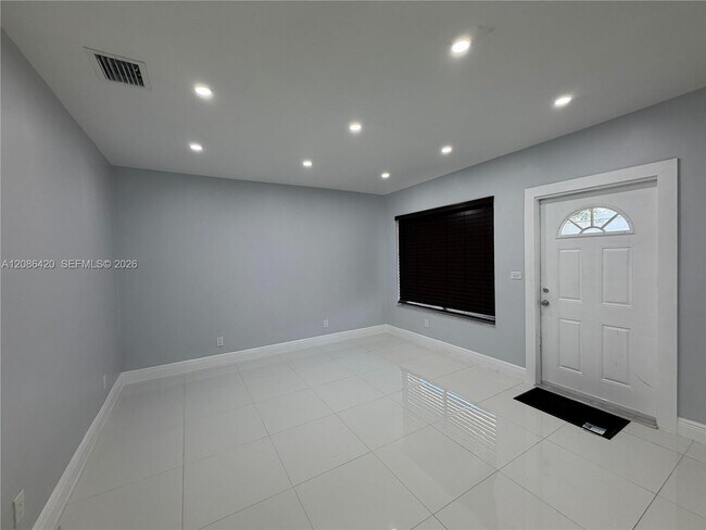 Building Photo - 335 NE 168th St