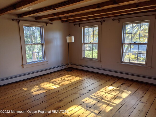 Building Photo - 16 E Larchmont Dr