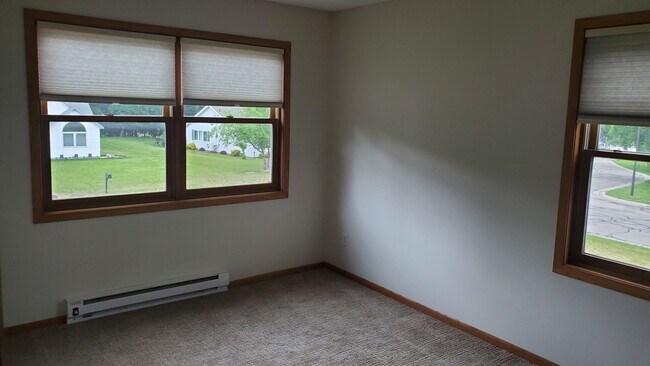 Building Photo - 325 Shorewood Cir