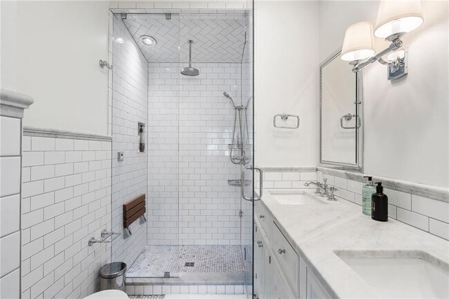 Building Photo - 663 Yorkshire Rd NE