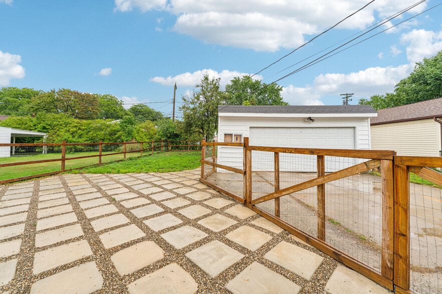 fully fenced backyard/ detached 2 car garage - 1639 Harwich Rd