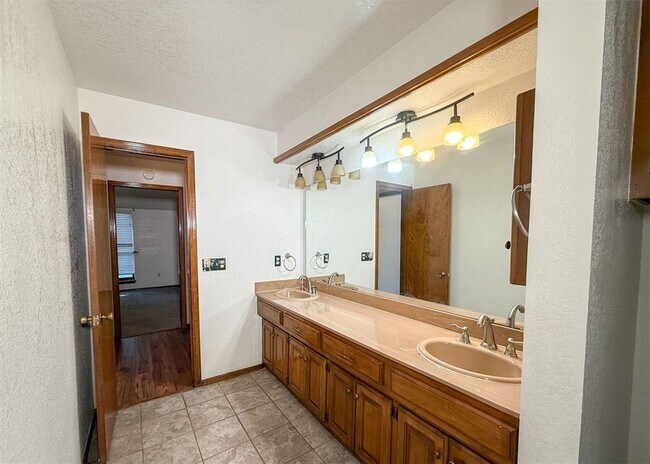 Building Photo - 7019 N Spinnaker Ln