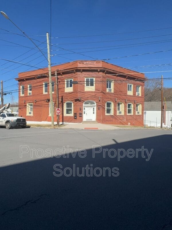 Building Photo - 730 N Main St