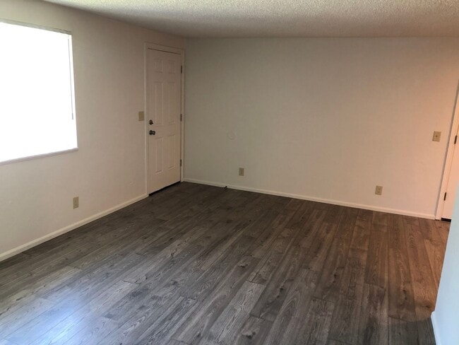 Building Photo - Updated 2 bed 1 bath dulpex in Eugene!