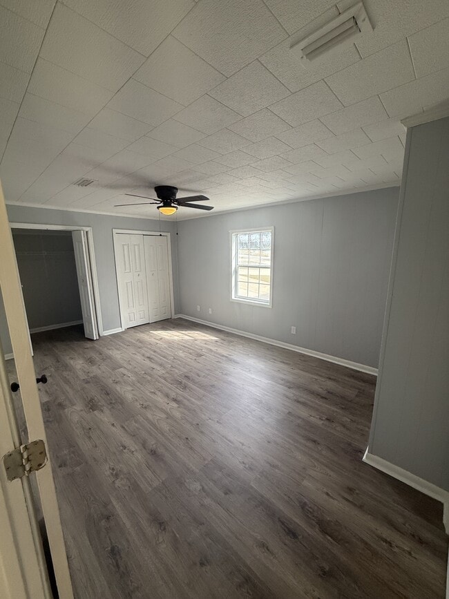 Building Photo - 221 Meadowbrook Dr