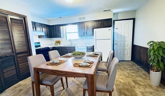 Building Photo - Corner Townhome with a Bedroom Balcony Overlooking Lake Tapawingo