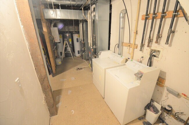 Building Photo - 13 Centre St