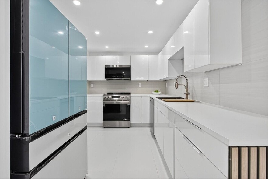 Building Photo - 525 N Ocean Blvd