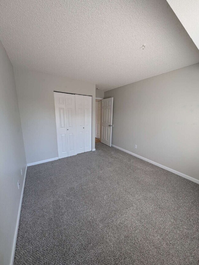 Building Photo - "Charming 2-Bed, 2-Bath Condo in Englewood...