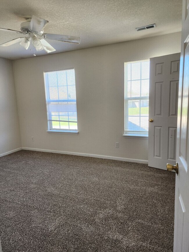 Building Photo - 2681-2683 E Oakbrook Dr