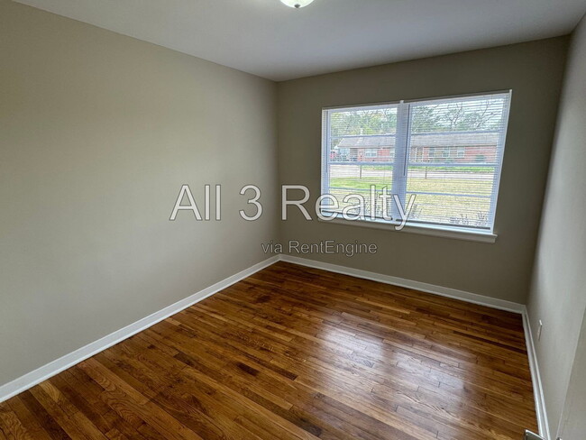 Building Photo - 990 Parkwood Dr