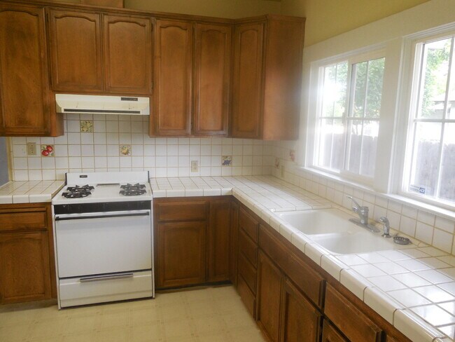 Building Photo - 3 Bedroom / 1 Bath House