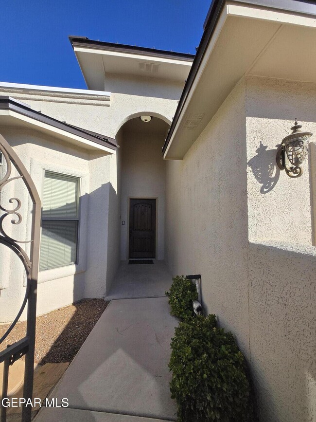 Building Photo - 6617 Cabana Del Sol Dr