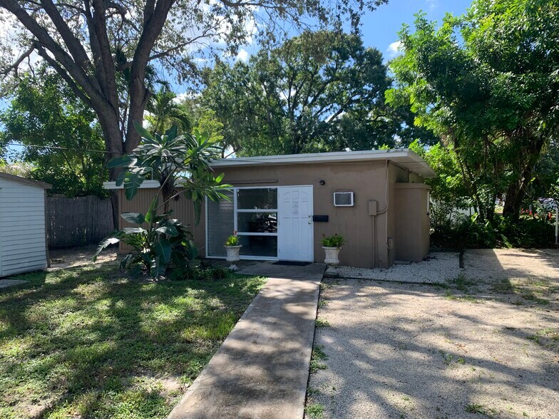 Front - 320 SW 21st St