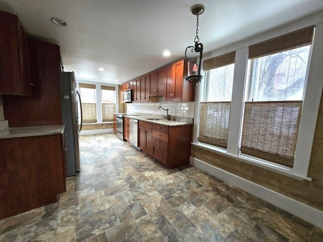 Building Photo - 303 Main St