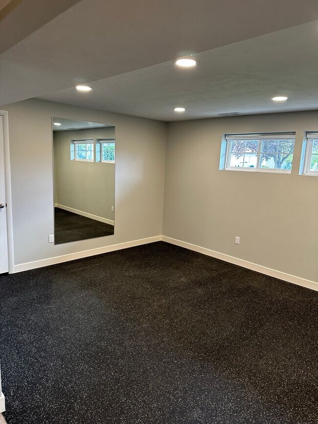 Building Photo - Beautifully Updated Two-Story Home in Sandy — Mountain Views & Big Backyard!