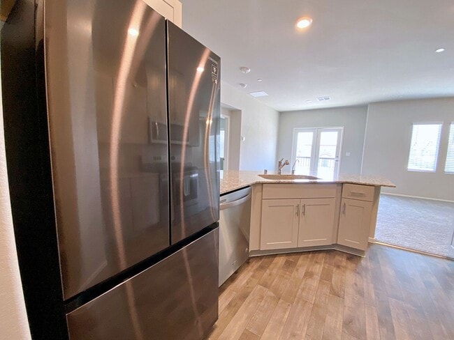 Building Photo - UPGRADED 2 BEDROOM TOWNHOME IN GATED COMMU...