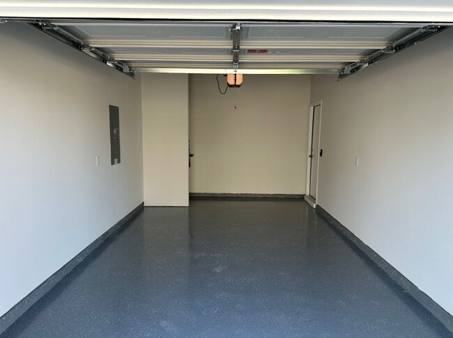 Building Photo - 381 Creekview Rd