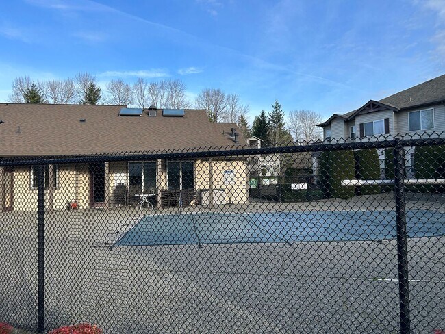 Building Photo - 3 Bed, 2 Bath Condo with in Cascade-Fairwood neighborhood of Renton, $2,925/month.