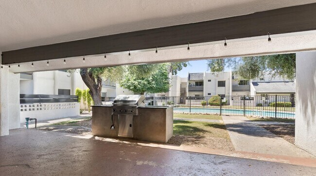 Building Photo - One Bedroom One Bath in Phoenix!