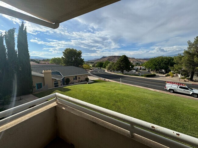 Building Photo - Recently updated condo with gym, pool, and...
