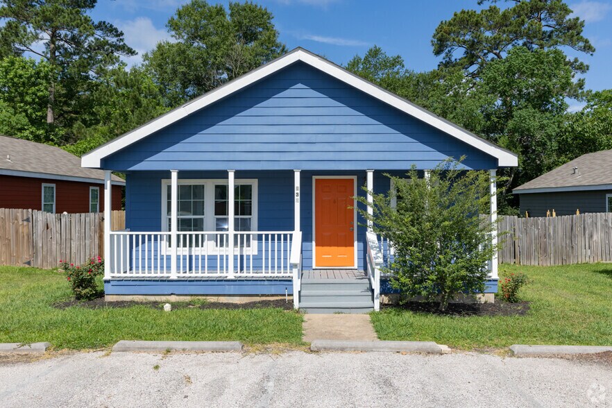 Primary Photo - The Village at Sam Houston