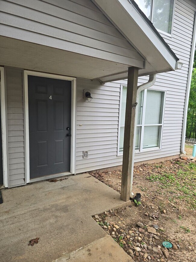 Building Photo - Long Term - 12 Month Lease! Available Now! 2 Bed/1.5 Bath Two Story Townhouse Osage Beach