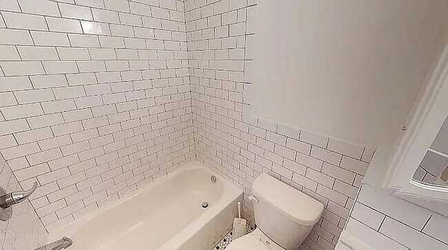 Building Photo - 932 Seneca Ave