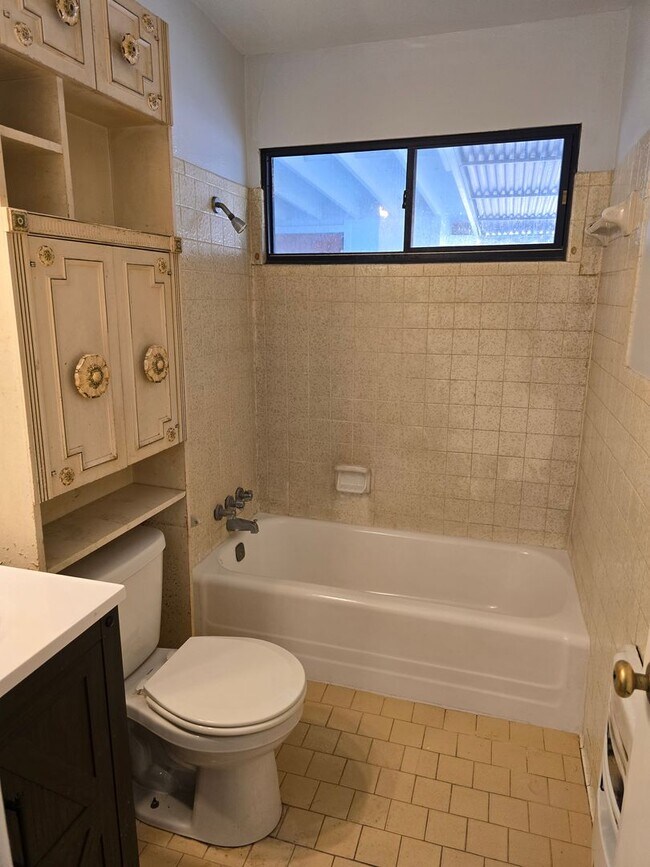 Building Photo - New Paint & New laminate flooring throughout home!!